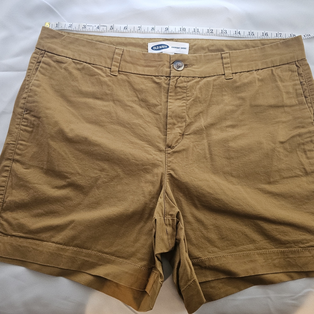 Old Navy Women's Chino Shorts in Camel Tan